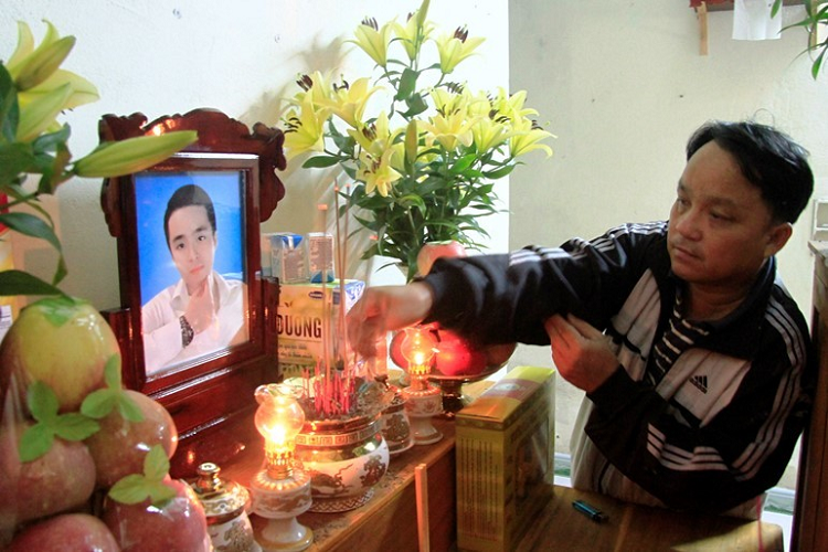 Lặng người những bàn thờ lập sẵn đón công nhân mất tích ở Rào Trăng 3 trở về Lang nguoi nhung ban tho lap san don cong nhan mat tich o Rao Trang 3 tro ve