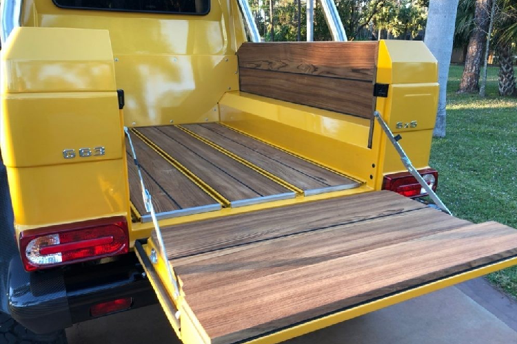 Ngoại thất chiếc Mercedes-Benz G63 AMG 6x6 độc nhất Việt Nam được hoàn thiện trong màu sơn vàng AMG Solar Beam Yellow đi kèm với đó là các bánh xe được sơn màu đen rất hầm hố, các chi tiết ống thép hay cả các vòm bánh xe bằng carbon rất tinh tế. Vẻ đẹp hầm hố của Mercedes-Benz G63 AMG 6x6 độc nhất Việt Nam nhìn từ phía sau. Chiếc xe này còn được trang bị hệ thống ống xả độ của hãng Akrapovic có giá lên đến 395 triệu đồng.