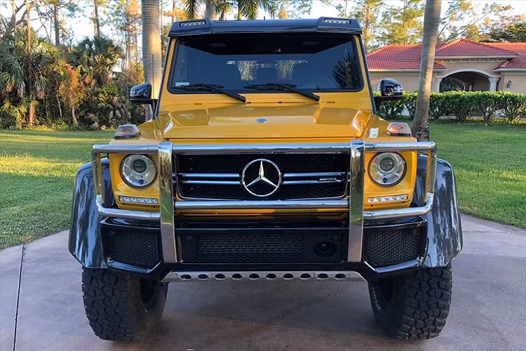 Ngoài ra, "quái vật 6 bánh" Mercedes-Benz G63 AMG 6x6 còn có góc tiếp cận và góc thoát ấn tượng cùng hệ thống kiểm soát áp suất lốp. Hệ thống có khả năng bơm đầy hơi cho lốp trong thời gian chỉ 20 giây. "Trái tim" G63 AMG 6x6 chính là khối động cơ xăng V8, dung tích 5,5 lít, sản sinh công suất tối đa 544 mã lực và mô-men xoắn cực đại 760 Nm.