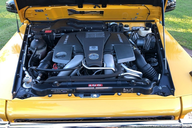 Chưa hết, dòng SUV 6 bánh Mercedes-Benz G63 AMG 6x6 còn được trang bị 6 khóa vi sai và chiều cao gầm 460 mm. Điều này giúp cho xe dễ dàng chinh phục nhiều địa hình hiểm trở hay băng qua các con suối khá dễ dàng. Nhưng di chuyển trên đường phố ở Việt Nam lại không dễ chịu chút nào.