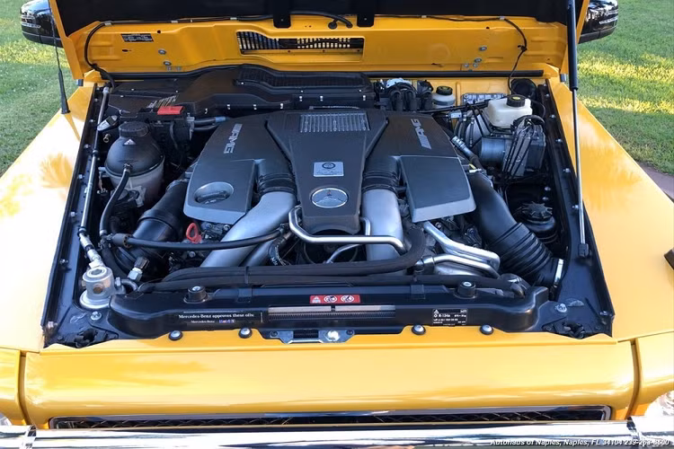 Chưa hết, dòng SUV 6 bánh Mercedes-Benz G63 AMG 6x6 còn được trang bị 6 khóa vi sai và chiều cao gầm 460 mm. Điều này giúp cho xe dễ dàng chinh phục nhiều địa hình hiểm trở hay băng qua các con suối khá dễ dàng. Nhưng di chuyển trên đường phố ở Việt Nam lại không dễ chịu chút nào.