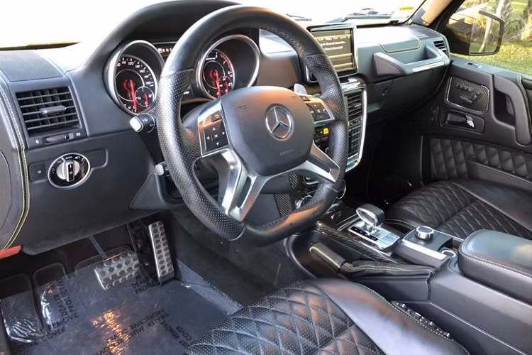 Thảm sàn cho khoang hành lý phía sau trên Mercedes-Benz G63 AMG 6x6 độc nhất vô nhị tại Việt Nam được ốp gỗ tếch. Nội thất của chiếc SUV hạng sang chuyên off-road Mercedes-Benz G63 AMG 6x6 đầu tiên về dải đất hình chữ S là màu đen Designo Black kết hợp cùng da Nappa Leather tuyệt đẹp với đường khâu kim cương và chỉ may màu vàng nổi bật. Ngoài ra còn có nhiều chi tiết bằng carbon.