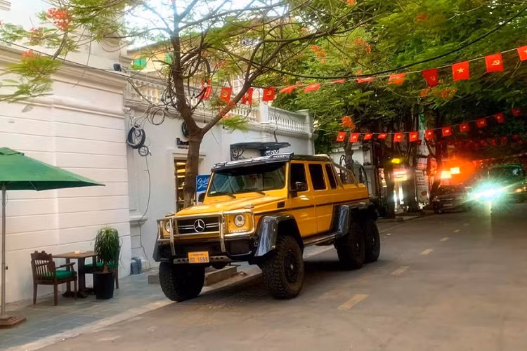 Vào cuối tuần vừa qua, giới mê xe tại Hải Phòng đã khá bất ngờ khi phát hiện ra chiếc xe 6 bánh Mercedes-Benz G63 AMG 6x6 độc nhất vô nhị tại thị trường Việt Nam xuất hiện trên đường Điện Biên Phủ, phường Minh Khai, quận Hồng Bàng.