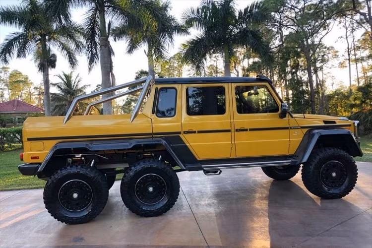 Chỉ có khoảng 100 chiếc xe SUV Mercedes-Benz G63 AMG 6x6 tiêu chuẩn đã được sản xuất từ năm 2013 đến năm 2015. SUV hạng sang chuyên off-road đầu tiên có mặt tại Việt Nam được nhập trực tiếp từ Mỹ, thời điểm mới ra mắt xe có giá bán khoảng 1,3 triệu đô la (tương đương 30,2 tỷ đồng). Lúc rao bán, xe đã chạy được quãng đường dài 10.723 miles, tương đương 17.256 km.