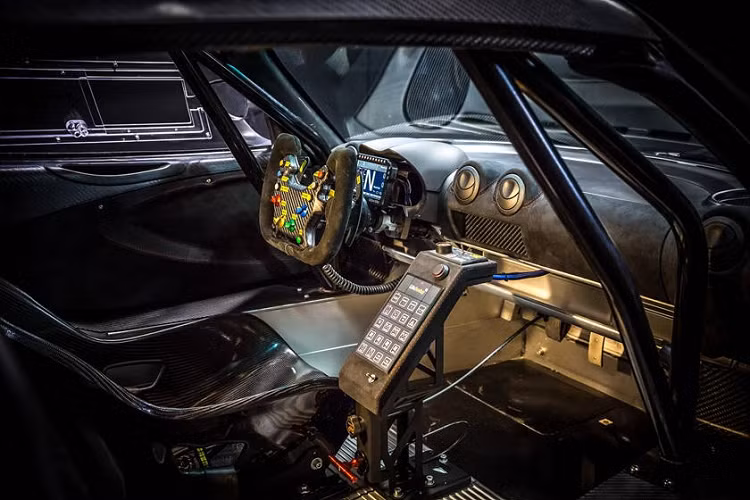 Công ty nói rằng phiên bản xe đua “race” có thể thi đấu trong phân hạng GT2 trong khi phiên bản đi đường phố “street” sẽ là một siêu xe cực sang trọng với thân vỏ sợi carbon. Tài xế có thể cài đặt số mã lực của xe từ 410 lên 610 bằng cách sử dụng một công tắc trong khoang lái, trong khi phiên bản ZEROstreet có thể sản sinh tới 740 mã lực.