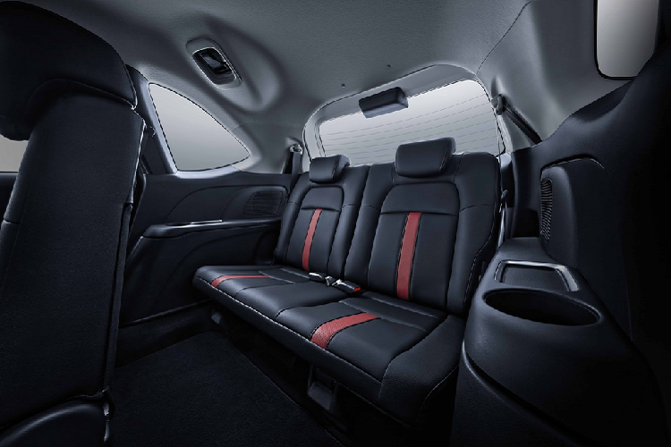 Hàng ghế thứ 2 và thứ 3 có khả năng gập xuống một chạm theo tỉ lệ 60:40. 2 móc giữ ghế trẻ em ISOFIX chỉ có trên hàng ghế thứ 2.