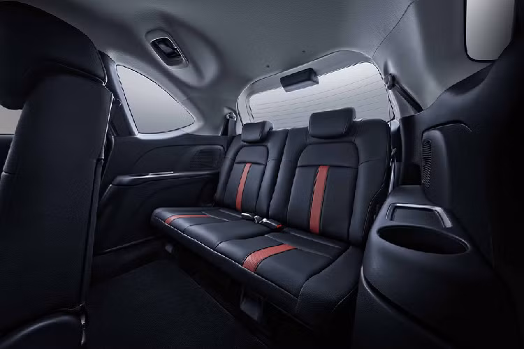 Hàng ghế thứ 2 và thứ 3 có khả năng gập xuống một chạm theo tỉ lệ 60:40. 2 móc giữ ghế trẻ em ISOFIX chỉ có trên hàng ghế thứ 2.