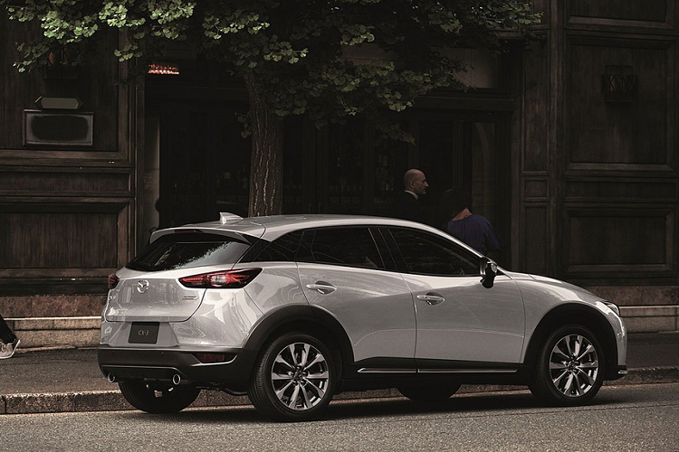 Phiên bản Mazda CX-3 Comfort không quá khác biệt so với bản tiêu chuẩn, nhưng được bổ sung thêm một số trang bị và vật liệu trang trí cao cấp hơn. Các trụ cửa được sơn đen piano tạo điểm nhấn cho ngoại hình.