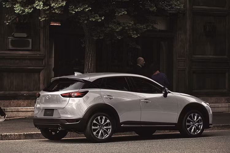 Phiên bản Mazda CX-3 Comfort không quá khác biệt so với bản tiêu chuẩn, nhưng được bổ sung thêm một số trang bị và vật liệu trang trí cao cấp hơn. Các trụ cửa được sơn đen piano tạo điểm nhấn cho ngoại hình.