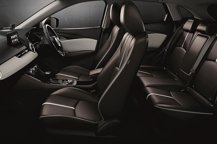 Ghế lái chỉnh điện 8 hướng. Bảng điều khiển trung tâm cũng được bọc da màu Pure White, mặt đồng hồ kỹ thuật số với màn hình LCD hiển thị thông tin vận hành. Hệ thống thông tin giải trí có tích hợp Apple CarPlay.