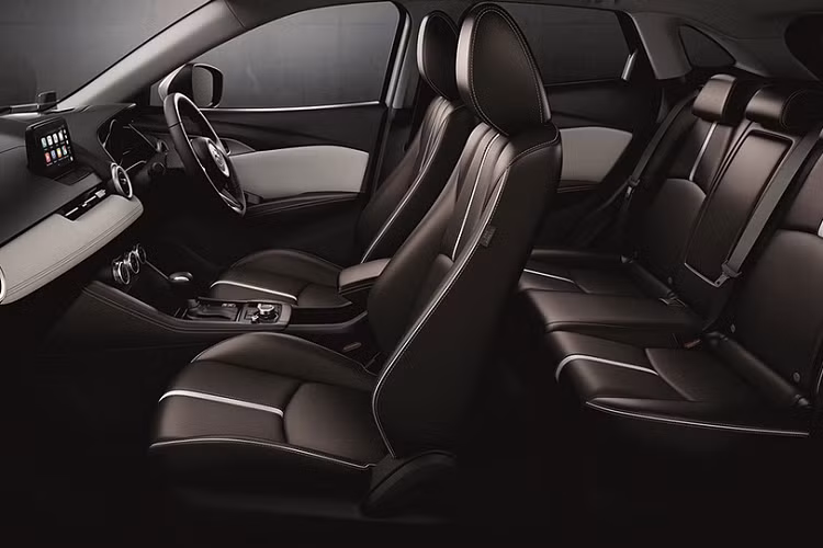 Ghế lái chỉnh điện 8 hướng. Bảng điều khiển trung tâm cũng được bọc da màu Pure White, mặt đồng hồ kỹ thuật số với màn hình LCD hiển thị thông tin vận hành. Hệ thống thông tin giải trí có tích hợp Apple CarPlay.