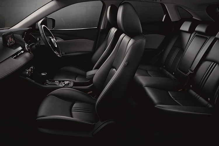 Tuy nhiên ghế chỉ được bọc nỉ màu đen, ghế lái chỉnh điện 6 hướng. Hàng ghế thứ 2 có thể gập 60:40. Xe được trang bị hệ thống khởi động bằng nút bấm. Phiên bản tiêu chuẩn chỉ có 2 túi khí ở hàng ghế đầu.
