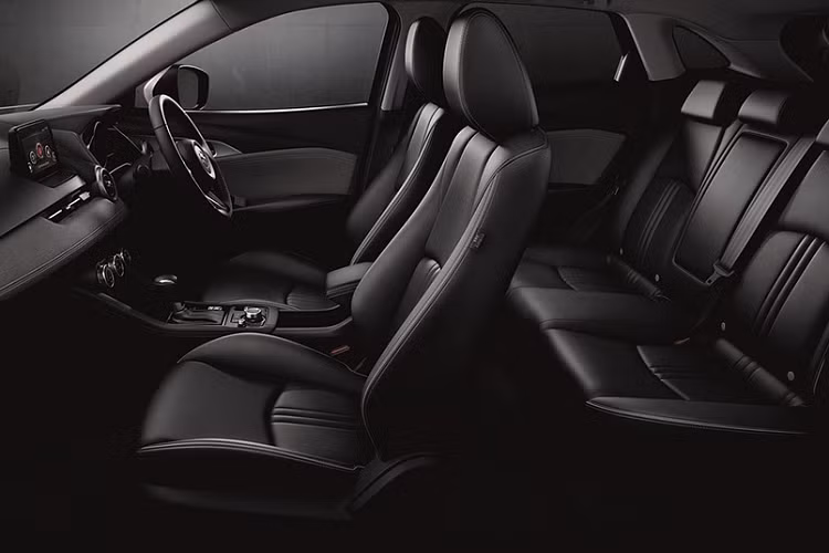 Tuy nhiên ghế chỉ được bọc nỉ màu đen, ghế lái chỉnh điện 6 hướng. Hàng ghế thứ 2 có thể gập 60:40. Xe được trang bị hệ thống khởi động bằng nút bấm. Phiên bản tiêu chuẩn chỉ có 2 túi khí ở hàng ghế đầu.