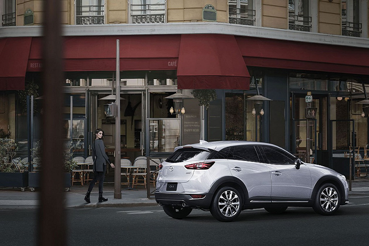 Phiên bản Mazda CX-3 nâng cấp thấp nhất có trang bị tiêu chuẩn là đèn pha halogen, mâm xe hợp kim 16 inch, hệ thống phân phối mô-men xoắn G-Vectoring Control và có phanh tay điện tử với Auto Hold.