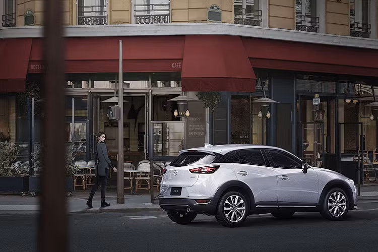 Phiên bản Mazda CX-3 nâng cấp thấp nhất có trang bị tiêu chuẩn là đèn pha halogen, mâm xe hợp kim 16 inch, hệ thống phân phối mô-men xoắn G-Vectoring Control và có phanh tay điện tử với Auto Hold.