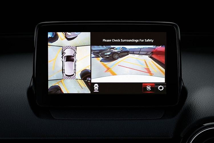 Mazda CX-3 Style có 6 túi khí, hệ thống camera 360. Ngoài ra, xe còn có cảm biến trước/sau, hệ thống kiểm soát hành trình chủ động MRCC, hệ thống cảnh báo va chạm trước SBS, hỗ trợ phanh tự động và hệ thống hỗ trợ phanh khi đi trong đô thị SCBS.