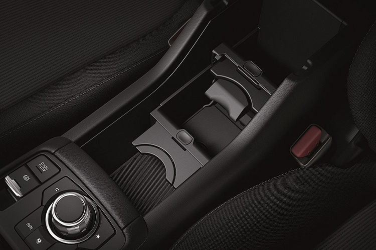 Bên trong, ghế được bọc da màu đen, các miếng ốp trang trí màu bạc satin. Bảng taplo trung tâm bọc da đen-xám. Bệ tì tay phía trước có các khây cốc. Mazda CX-3 Comfort sử dụng chìa khóa thông minh, camera lùi và có kiểm soát hành trình.