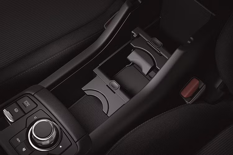 Bên trong, ghế được bọc da màu đen, các miếng ốp trang trí màu bạc satin. Bảng taplo trung tâm bọc da đen-xám. Bệ tì tay phía trước có các khây cốc. Mazda CX-3 Comfort sử dụng chìa khóa thông minh, camera lùi và có kiểm soát hành trình.