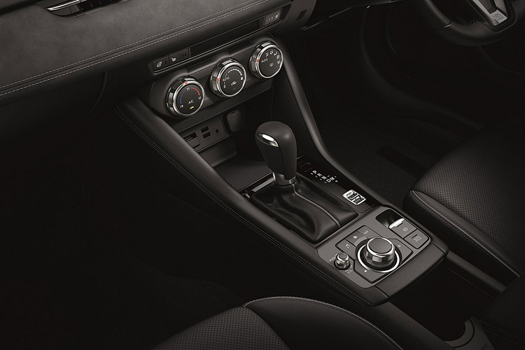 Cabin của Mazda CX-3 Proactive nổi bật với bảng điều khiển Grand Luxe Suede màu xám, chỉ khâu cùng màu. Ghế được bọc da đen, xe có hệ thống điều hòa tự động. Đáng chú ý là hệ thống an toàn i-ACTIVSENSE, bao gồm cảnh báo va chạm, cảnh báo điểm mù khi chuyển làn và hệ thống RCTA cảnh báo điểm mù khi lùi.