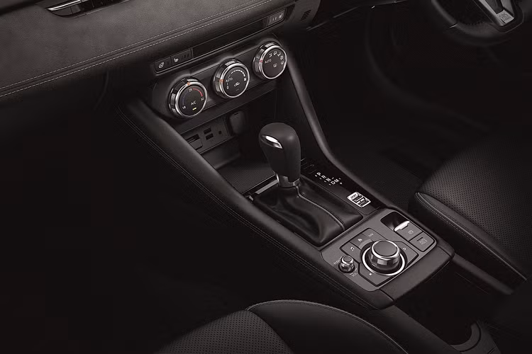 Cabin của Mazda CX-3 Proactive nổi bật với bảng điều khiển Grand Luxe Suede màu xám, chỉ khâu cùng màu. Ghế được bọc da đen, xe có hệ thống điều hòa tự động. Đáng chú ý là hệ thống an toàn i-ACTIVSENSE, bao gồm cảnh báo va chạm, cảnh báo điểm mù khi chuyển làn và hệ thống RCTA cảnh báo điểm mù khi lùi.