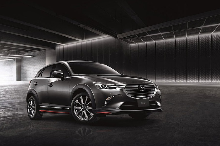 Phiên bản cao cấp nhất là Mazda CX-3 Style, có những trang bị bổ sung thêm như cửa sổ trời, mâm xe hợp kim 18 inch màu bạc đen. Cabin có ghế bọc da Nappa cao cấp màu đỏ đậm và sọc Pure White, chỉ khâu màu trắng tương phản.