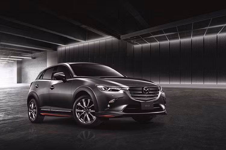 Phiên bản cao cấp nhất là Mazda CX-3 Style, có những trang bị bổ sung thêm như cửa sổ trời, mâm xe hợp kim 18 inch màu bạc đen. Cabin có ghế bọc da Nappa cao cấp màu đỏ đậm và sọc Pure White, chỉ khâu màu trắng tương phản.