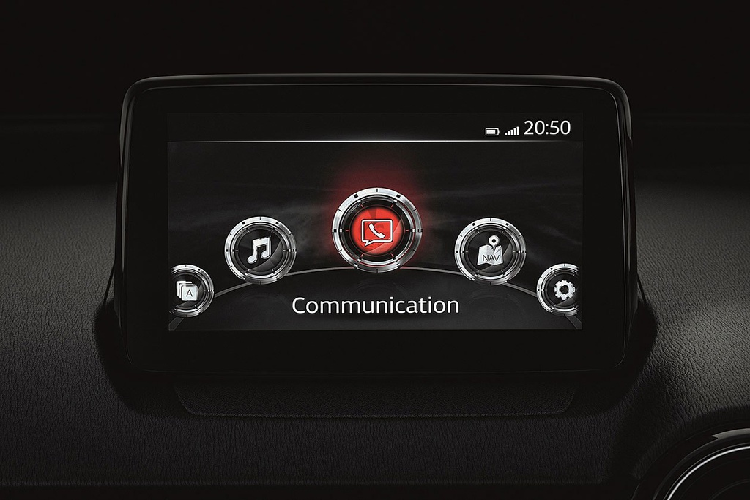 Đồng hồ có 2 màn hình LCD hiển thị thông tin vận hành, bảng điều khiển trung tâm được bọc da màu đen với các đường chỉ trang trí màu xám tương phản. Màn hình thông tin giải trí 7 inch với các nút điều khiển Center Commander.