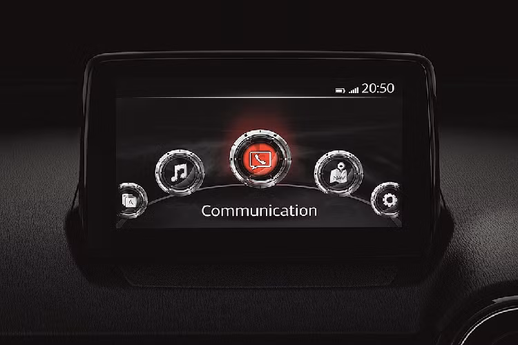 Đồng hồ có 2 màn hình LCD hiển thị thông tin vận hành, bảng điều khiển trung tâm được bọc da màu đen với các đường chỉ trang trí màu xám tương phản. Màn hình thông tin giải trí 7 inch với các nút điều khiển Center Commander.