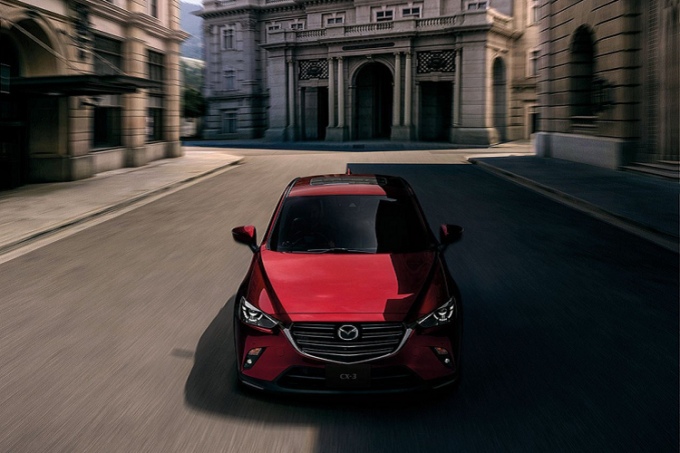 Cả 4 phiên bản của Mazda CX-3 thế hệ mới đều sử dụng động cơ xăng SkyActiv-G 2.0L với công nghệ tiết kiệm nhiên liệu i-Stop, cho công suất 156 mã lực, mô-men xoắn 203 Nm, hộp số tự động 6 cấp. Mức tiêu hao nhiên liệu trung bình của mẫu xe này là 6,1 lít/100 km.