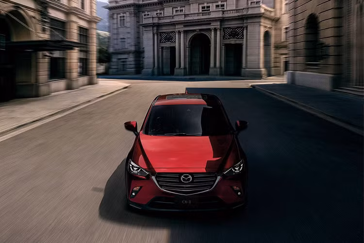 Cả 4 phiên bản của Mazda CX-3 thế hệ mới đều sử dụng động cơ xăng SkyActiv-G 2.0L với công nghệ tiết kiệm nhiên liệu i-Stop, cho công suất 156 mã lực, mô-men xoắn 203 Nm, hộp số tự động 6 cấp. Mức tiêu hao nhiên liệu trung bình của mẫu xe này là 6,1 lít/100 km.