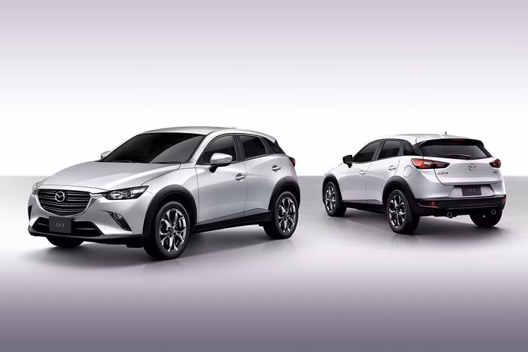 Mẫu crossover Mazda CX-3 2021 mới vừa được nâng cấp tại thị trường Thái Lan. Xe có 4 phiên bản gồm tiêu chuẩn, Comfort, Proactive và Style, giá bán lần lượt là 768.000, 848.000, 948.000 và 1.048.000 baht (tương đương 563, 622, 695 và 768 triệu đồng). Xe có 5 tùy chọn màu ngoại thất gồm trắng ánh kim, đỏ, xám, trắng ngọc trai và đen tuyền.