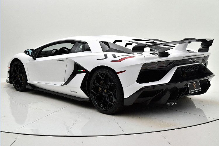 Đối với khoang cabin, siêu phẩm Lamborghini Aventador SVJ Roadster với số series sản xuất thứ 10.000 này được tuỳ chọn khoang nội thất cá nhân hoá của bộ phận Ad Personam.