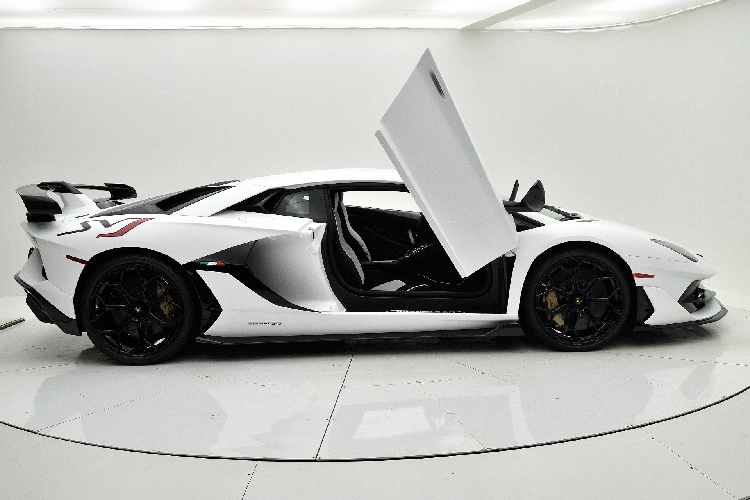 Các chi tiết khí động học chủ động thuộc hệ thống ALA 2.0 được tích hợp đầy đủ lên xe, qua đó điều hướng luồng không khí tới nhiều điểm khác nhau để tối ưu lực điều hướng xuống đồng thời hỗ trợ phanh và vào cua tốt hơn. Động cơ trên xe tương tự như bản Coupe, khối động cơ V12 tăng áp kép cho công suất tối đa 770 mã lực và thời gian tăng tốc chỉ 2,9 giây từ 0 - 100 km/h. Mức giá xe Lamborghini Aventador SVJ Roadster tại Thái Lan hiện vẫn là một ẩn số.