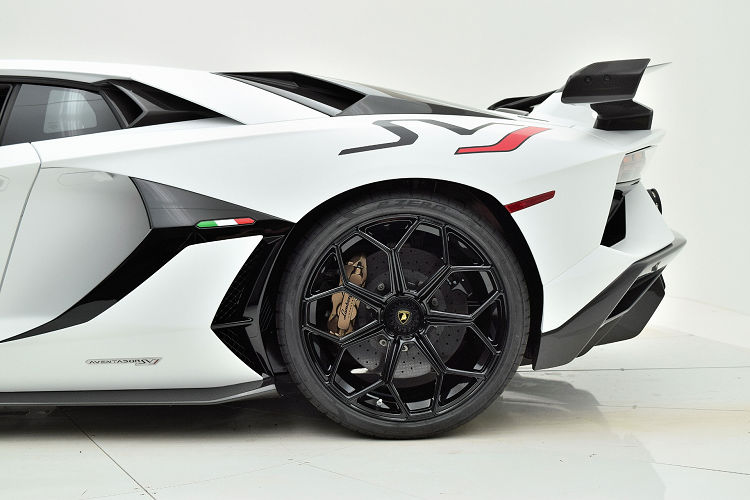 Cặp ống xả đôi hình tròn to bản được đặt ở vị trí trung tâm đuôi xe, các cánh lướt gió ở dưới gầm kết hợp cánh gió cỡ lớn góp phần gia tăng tính khí động học cho toàn bộ siêu xe.