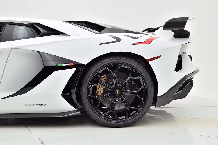 Cặp ống xả đôi hình tròn to bản được đặt ở vị trí trung tâm đuôi xe, các cánh lướt gió ở dưới gầm kết hợp cánh gió cỡ lớn góp phần gia tăng tính khí động học cho toàn bộ siêu xe.