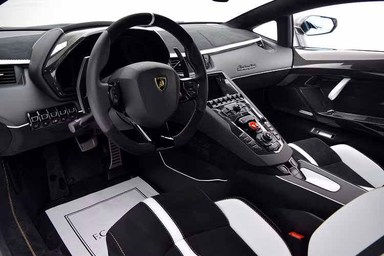 Một điểm đáng chú ý trên Lamborghini Aventador SVJ Roadster chính là bộ mui đóng mở bằng cơ. Để có thể tạo ra một chiếc xe nhanh nhất nhưng phải giảm trọng lượng của xe, các kỹ sư Lamborghini đã thiết kế bộ mui xe của Aventador SVJ làm bằng sợi carbon 100%.