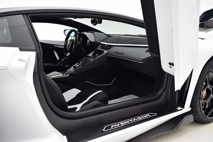 Tuy vậy, Aventador SVJ Roadster vẫn có trọng lượng lớn hơn bản coupe khoảng 50 kg khiến quá trình tăng tốc cũng giảm đi 0.1 giây. Đây được xem là một khuyết điểm của Lamborghini khi so sánh với các đối thủ như Ferrari hay Aston Martin... vì họ đều sử dụng mui xe mở bằng điện.