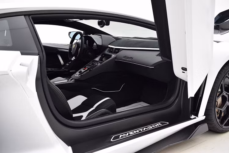 Tuy vậy, Aventador SVJ Roadster vẫn có trọng lượng lớn hơn bản coupe khoảng 50 kg khiến quá trình tăng tốc cũng giảm đi 0.1 giây. Đây được xem là một khuyết điểm của Lamborghini khi so sánh với các đối thủ như Ferrari hay Aston Martin... vì họ đều sử dụng mui xe mở bằng điện.