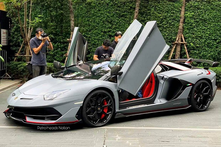 Mới đây, lại thêm một siêu xe Lamborghini Aventador SVJ Roadster cập bến Thái Lan. Đáng chú ý, bên cạnh là một phiên bản đặc biệt được sản xuất giới hạn đúng 800 chiếc trên toàn thế giới, chiếc Aventador SVJ Roadster này còn mang trong mình một ý nghĩa lớn lao nữa, đó chính là chiếc Aventador thứ 10.000 được xuất xưởng sau hơn 9 năm có mặt trên thị trường, đánh dấu một cột mốc mới về doanh số hãng siêu xe Ý.