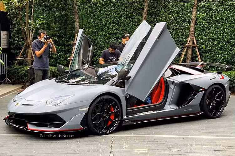 Mới đây, lại thêm một siêu xe Lamborghini Aventador SVJ Roadster cập bến Thái Lan. Đáng chú ý, bên cạnh là một phiên bản đặc biệt được sản xuất giới hạn đúng 800 chiếc trên toàn thế giới, chiếc Aventador SVJ Roadster này còn mang trong mình một ý nghĩa lớn lao nữa, đó chính là chiếc Aventador thứ 10.000 được xuất xưởng sau hơn 9 năm có mặt trên thị trường, đánh dấu một cột mốc mới về doanh số hãng siêu xe Ý.