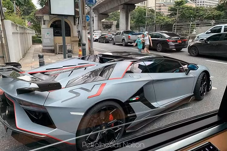 Trên mẫu Aventador SVJ Roadster, hãng siêu xe nước Ý vẫn giữ nguyên DNA trong các khâu thiết kế và vận hành từ bản coupe.