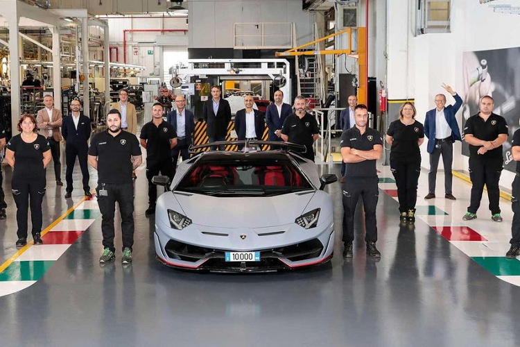 Khác với chiếc Lamborghini Aventador SVJ Roadster đầu tiên tại Thái Lan mang nước sơn ngoại thất màu trắng, chiếc Aventador SVJ Roadster thứ 2 này sở hữu màu sơn xám với tên gọi Grigio Acheso. Kết hợp với đó là một số chi tiết điểm xuyết màu đỏ Rosso Mimir ấn tượng và bộ mâm đa chấu sơn đen huyền bí.