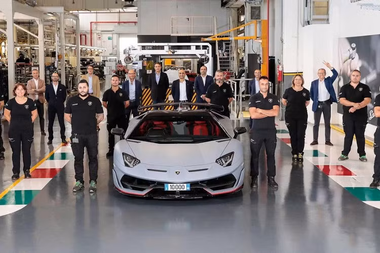 Khác với chiếc Lamborghini Aventador SVJ Roadster đầu tiên tại Thái Lan mang nước sơn ngoại thất màu trắng, chiếc Aventador SVJ Roadster thứ 2 này sở hữu màu sơn xám với tên gọi Grigio Acheso. Kết hợp với đó là một số chi tiết điểm xuyết màu đỏ Rosso Mimir ấn tượng và bộ mâm đa chấu sơn đen huyền bí.