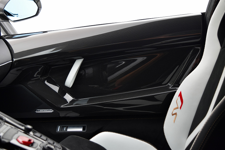 Tông màu chủ đạo của không gian này là màu đỏ Rosso Alala kết cùng cùng màu đen và sợi carbon. Ngoài ra, về thiết kế chung sẽ gần như tương đồng với các phiên bản Coupe và không có sự khác biệt rõ rệt.
