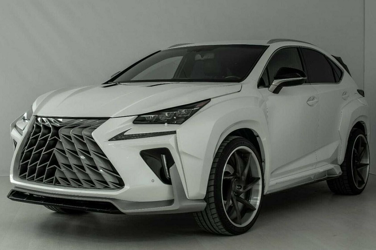 Bên sườn, Lexus RX được trang bị chắn bùn trước có thiết kế góc cạnh mới. Trong khi đó, đằng sau xe xuất hiện cánh gió mui với thiết kế lởm chởm. Chưa hết, hãng độ SCL Global còn bổ sung một cánh gió nữa cho Lexus RX, nằm ngay ở kính cửa sau. Bên dưới là bộ khuếch tán mới với những nan nằm dọc và đầu ống xả giả nằm ở giữa.