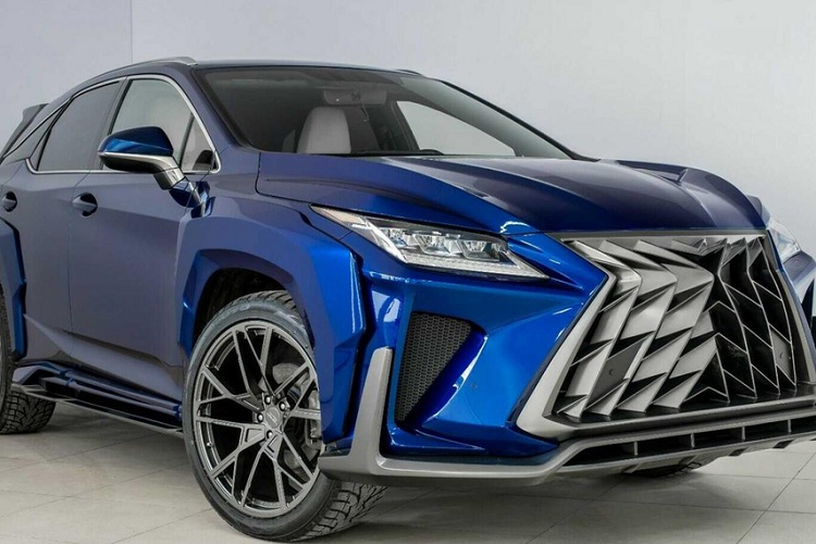 Gói độ Lexus RX của hãng SCL Global được gọi bằng cái tên Goemon. Điểm nhấn đáng chú ý nhất trong gói độ này chính là lưới tản nhiệt đa diện với những đường cắt hướng mắt người nhìn vào chính giữa. Logo của thương hiệu Lexus không còn hiện diện trên lưới tản nhiệt này nữa.