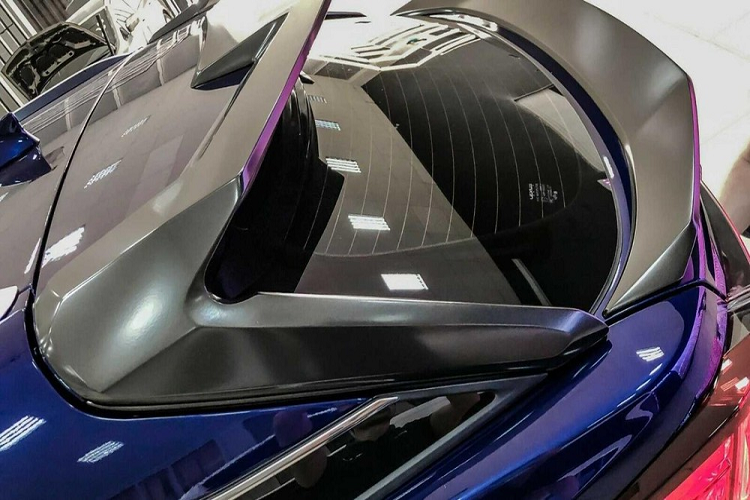 Bên dưới lưới tản nhiệt là bộ chẻ khí nhỏ trong khi hai bên là hốc gió cỡ lớn. Hướng mắt lên trên, chúng ta sẽ bắt gặp nắp ca-pô có những đường dập gân kéo dài đến kính lái.