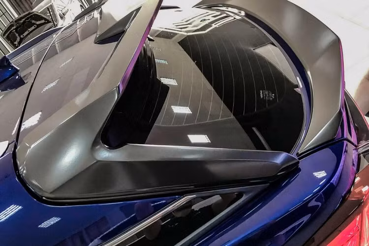 Bên dưới lưới tản nhiệt là bộ chẻ khí nhỏ trong khi hai bên là hốc gió cỡ lớn. Hướng mắt lên trên, chúng ta sẽ bắt gặp nắp ca-pô có những đường dập gân kéo dài đến kính lái.