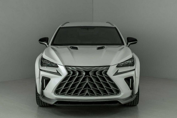 Trong khi đó, gói độ dành cho SUV hạng sang Lexus NX được hãng SCL Global gọi bằng cái tên Kotaro. Gói độ này về cơ bản là khá giống với Goemon. Tuy nhiên, bộ chẻ khí trước và hốc gió hai bên lưới tản nhiệt dành cho Lexus NX có thiết kế khác một chút. Nắp ca-pô của Lexus NX độ có thiết kế mượt mà hơn và đi kèm 2 hốc gió nằm gần kính lái.