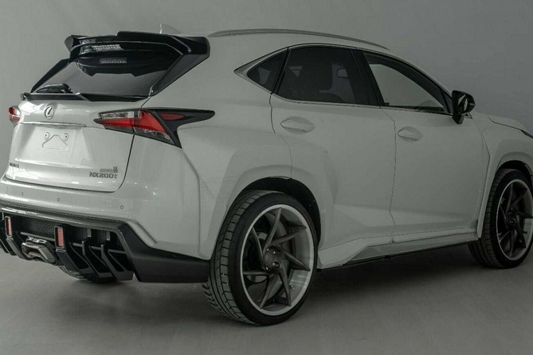Đằng sau, Lexus NX độ khủng này được trang bị viền cụm đèn hậu mới. Trong khi đó, bộ khuếch tán gió được thiết kế thẳng đứng hơn.